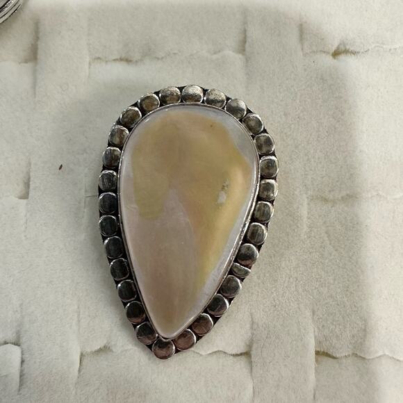 💕 Mother of pearl pear silver overlay 925 gemstone ring. Size 6 - Picture 4 of 6